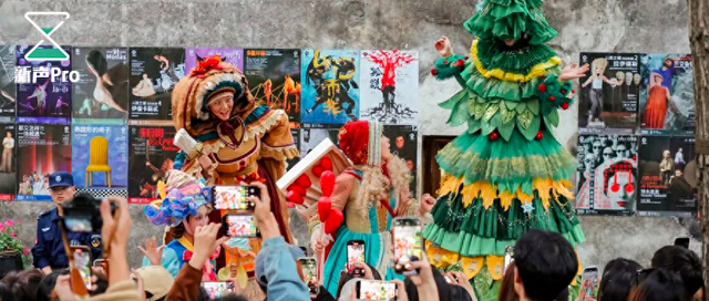 巡游、互动、狂欢，「乐园化」的乌镇戏剧节走向大众