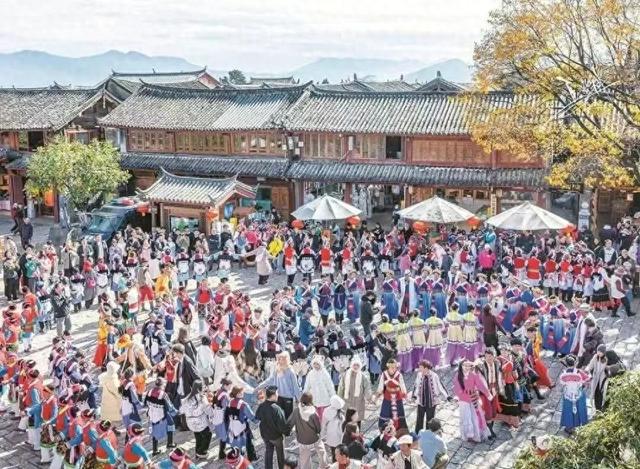 多方回应“丽江古城收50元维护费”，工作人员称缴费1次1年可多次进入；此前古城收费曾引店铺经营者抗议
