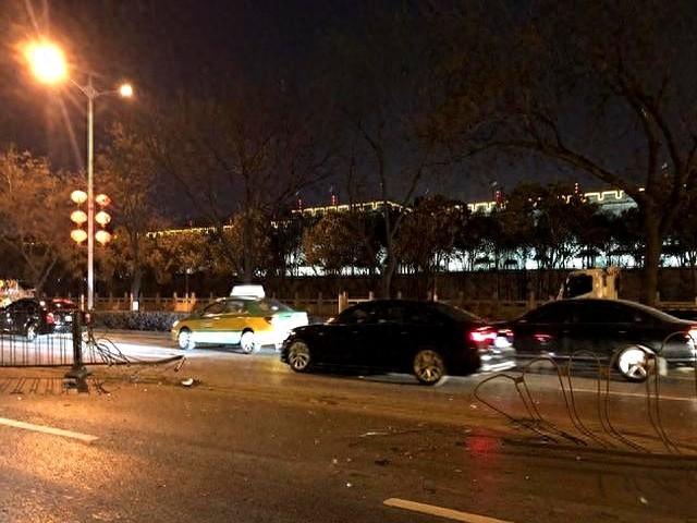 泸州轿车失控撞飞5人，2死3伤现场惨烈，知情人曝失控原因太扎心