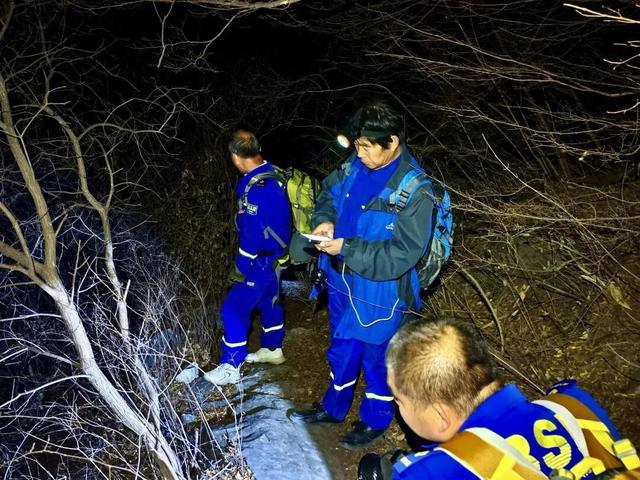 北京一男子爬野山迷路获救，却不理还在找他的蓝天队员！电话不接、微信不回，害队员们苦寻一夜！