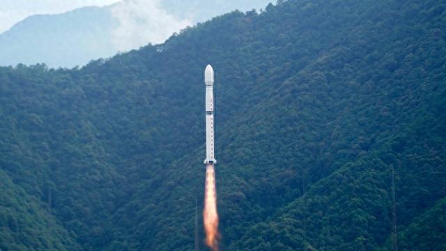 长征四号丙连续作战，试验二十八号B星01星、02星相继入轨