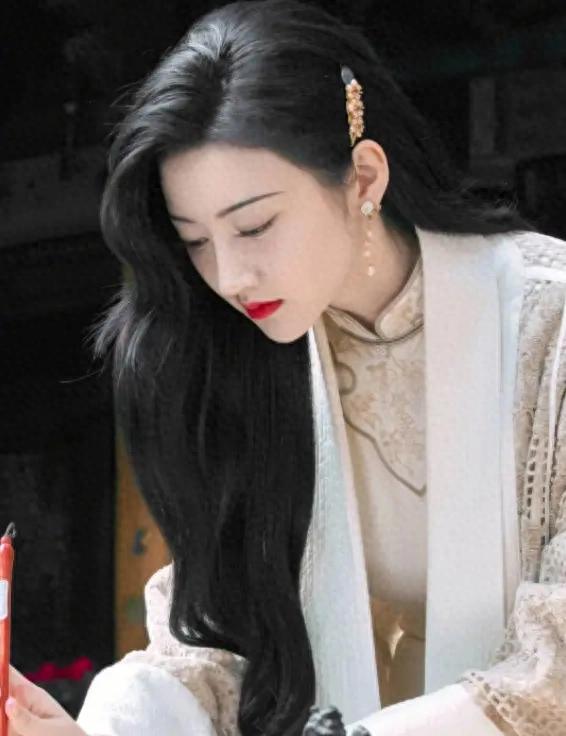 从“甜”到“飒”:景甜的美,是骨子里的高级与故事感