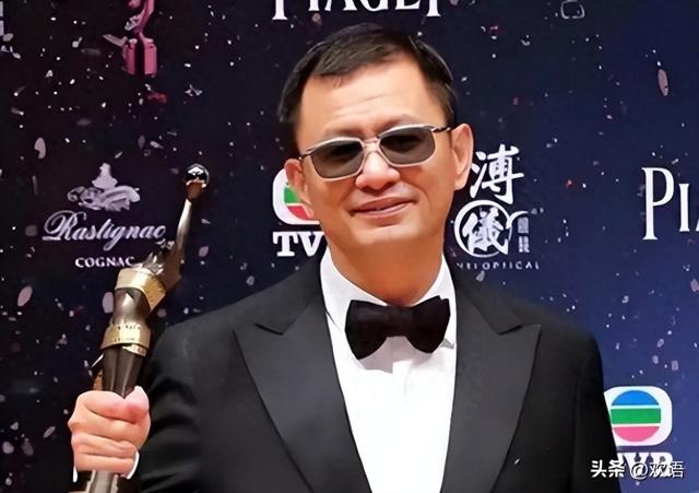 陪玩陪睡只是开胃菜，袭警、舔手指、集体嫖娼，背后的事捂不住了