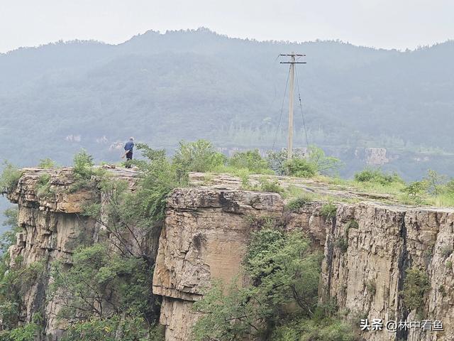 走遍石板岩之上坪菜家岩——北太行天路俯观桃花谷停车场最佳地
