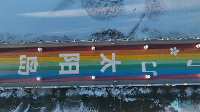 太阳岛景区门前大雪人、雪龙号雪雕亮相