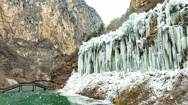 太原蒙山景区内，冰瀑玫瑰创意景观吸引众多游客驻足拍照打卡