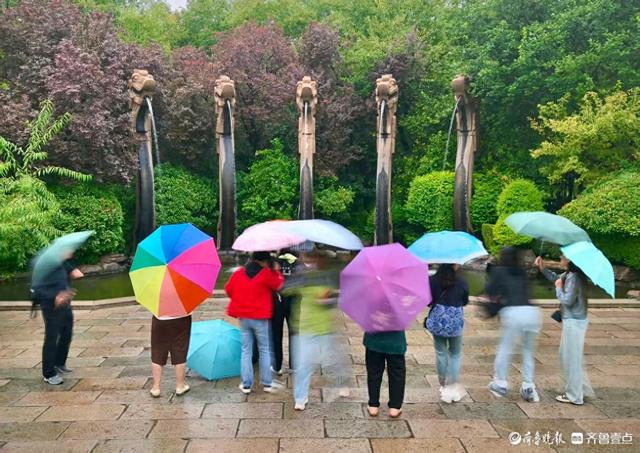 济南雨中的五龙潭公园更美丽