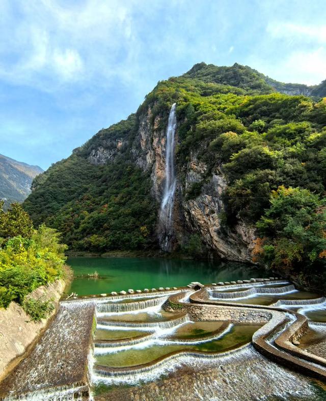 甘肃省徽县嘉陵江畔美景五彩斑斓