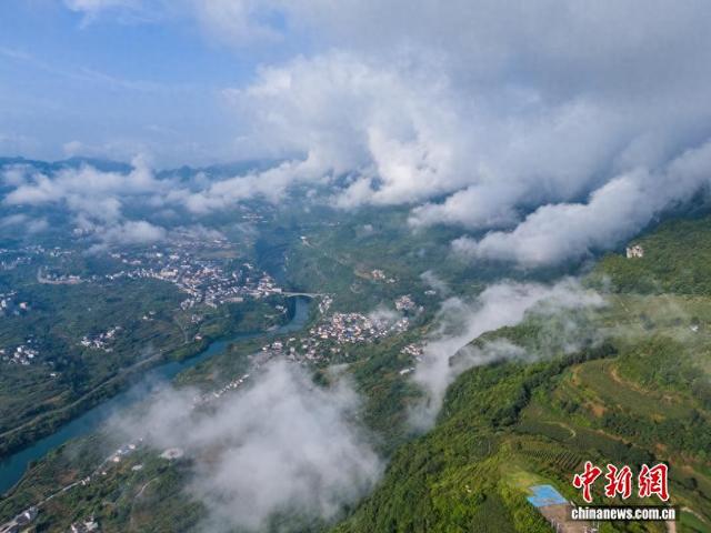 贵州黔西：云绕山峦村景美