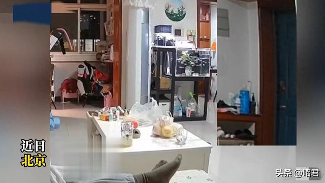 女子在家里的沙发上躺着，房门突然被一个陌生老头打开，咋回事?