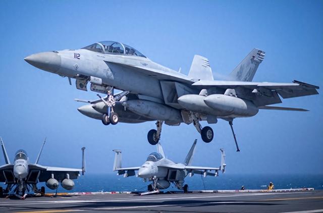 挑衅只是自欺欺人？中方的话音刚落，美航母驶离日本，高市输了个精光，自卫队已选边站