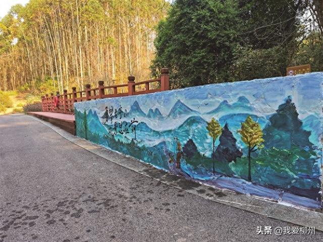 手绘壁画装点登山之路 古亭山森林公园更美了