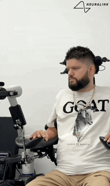 马斯克脑机接口意念控制机械臂，演示者获得钢铁之吻，理论上可控制一切