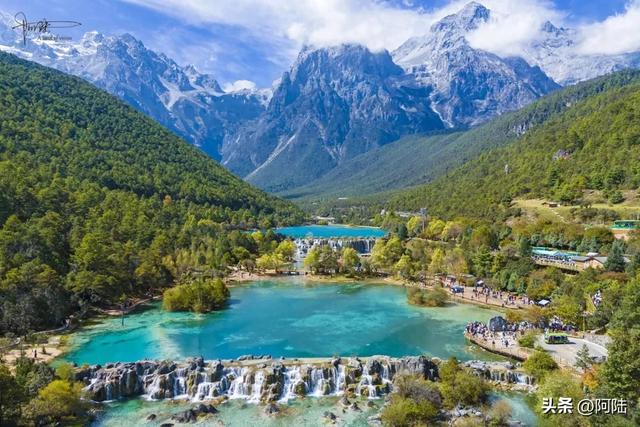 如果说玩转玉龙雪山得花300元，那么这个人工瀑布起码值50