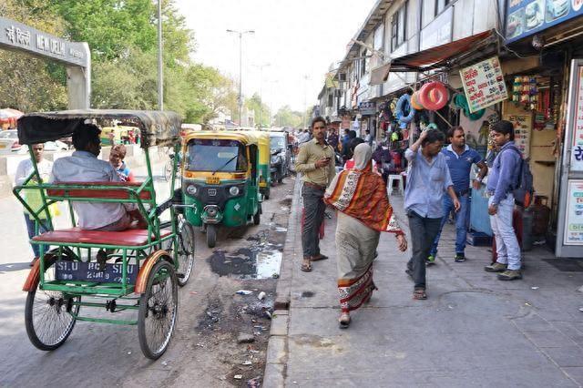 中国游客第一次到印度旅游，看见他们首都的火车站，差点被吓到？