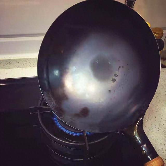 热锅凉油什么意思（炒菜为什么热锅冷油就不会粘锅）