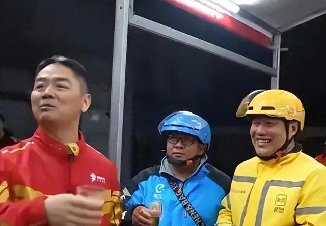 烧烤摊豪饮+超市首秀，这场教科书级回乡藏着多少商业密码？