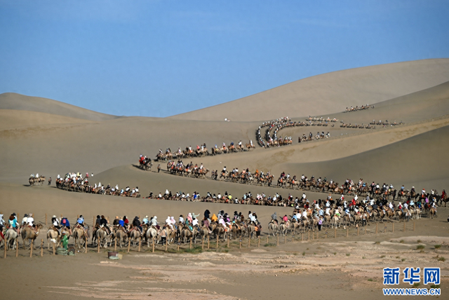 甘肃敦煌迎来暑期旅游热