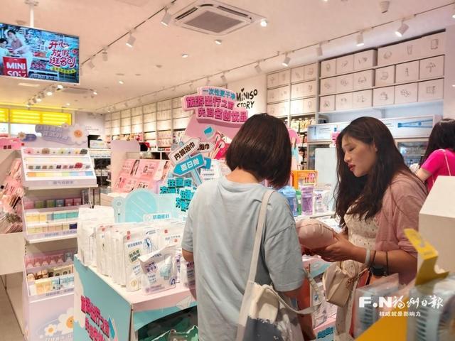 旅行旺季一次性用品成标配 新国标落地让出游更“轻”“净”