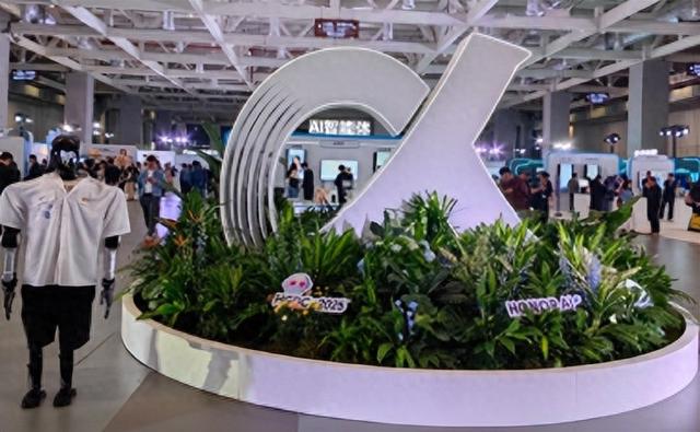 荣耀明年将推出机器人手机，集成AI手机、具身智能与高清摄像于一体