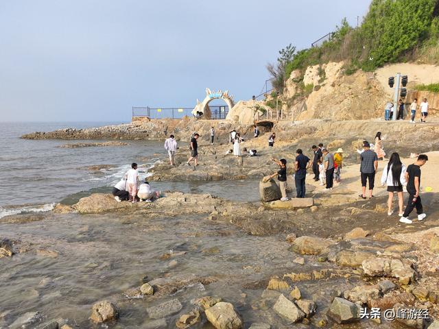 月亮湾看小朋友在礁石间捉螃蟹，徒步海昌渔人码头沐浴清爽海风