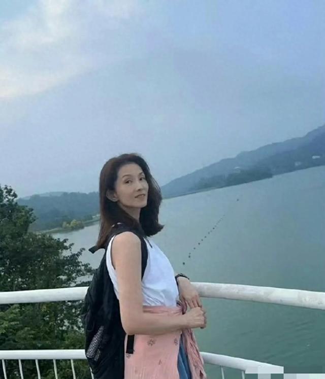 她的颜值在香港电影中属于顶级水平，现在54岁还单身，那么显年轻