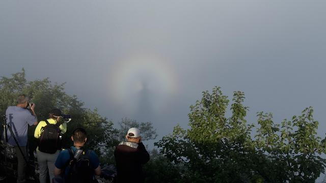 河北滦平：雨后金山岭长城惊现云海佛光景象