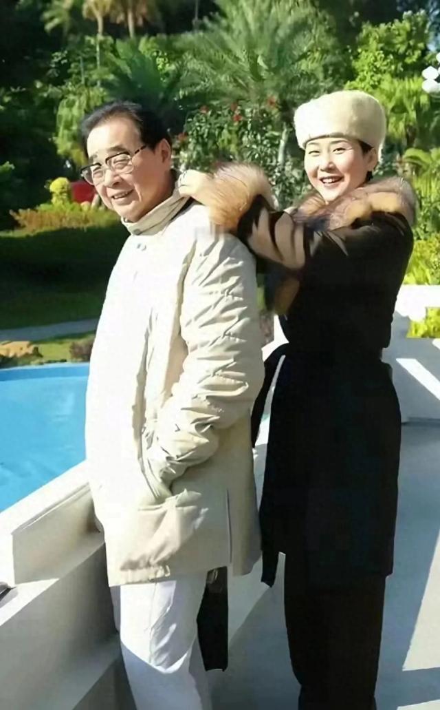 李鹏总理与女儿在一起的罕见留影，笑容灿烂喜笑颜开，温暖又温馨