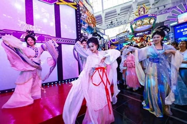 正佳广场上演“月光下的艺术狂欢”，民乐巡游轮番登场