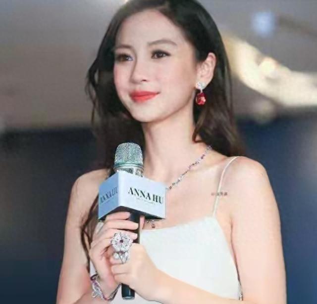 时隔三年，48岁的黄晓明再次官宣喜讯，成了杨颖高攀不起的存在