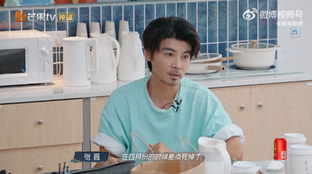 演员张晋自曝4月份差点死掉，国外旅行突发心脏病险丧命，强撑求生念头：“不能死在这里”