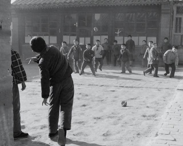 萧克上将孙子萧云松上学时，被老师悄悄询问：是不是家里有困难？