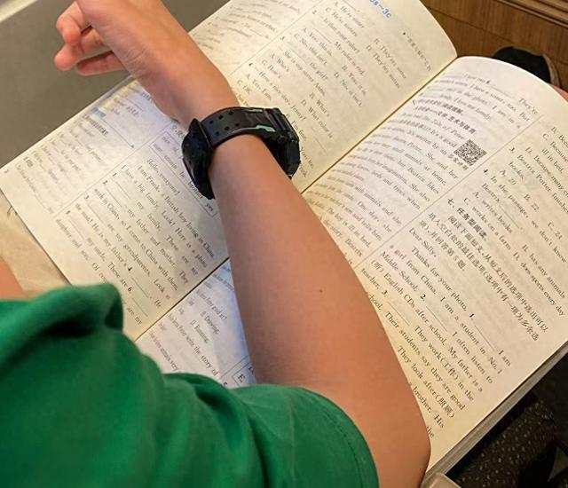 白天打卡景点，晚上熬夜赶作业！暑假亲子游“新标配”，你家也这样吗？