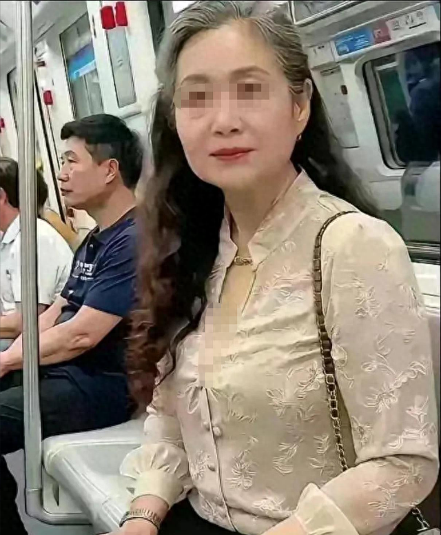 70岁奶奶穿露胸装！网友：啥岁数了，这样穿让年轻人都不好意思了