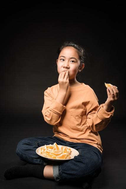 长大后难有出息的娃，“吃饭时”大多有3种表现，第一种就遭人嫌