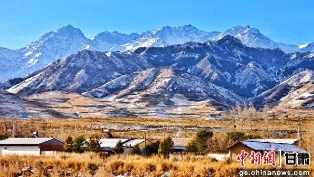 初冬时节祁连山下风景静谧如画