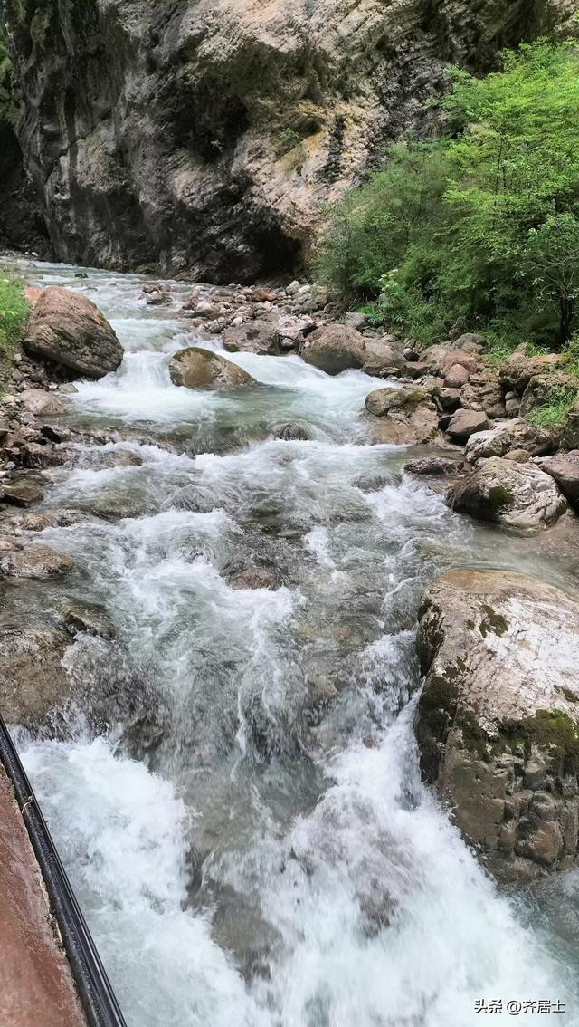 游览西北“小九寨”官鹅沟