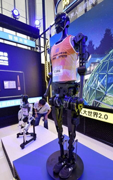 从蹒跚学步到健步如飞——人形机器人“天工”如何进化而来？