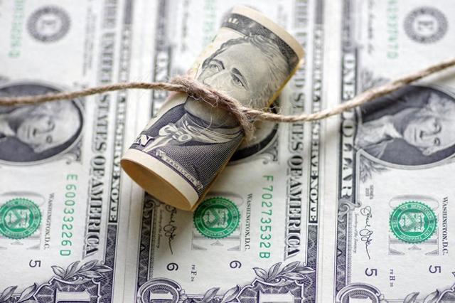 美债首破37万亿，川普打法变了，威胁对华加税200%，到中国出手了