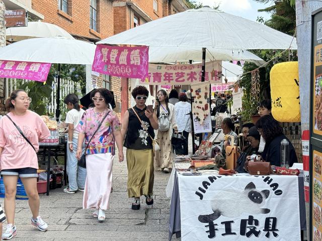 曲靖老街“潮”起：艺术集市焕新生 市民游客共欢腾