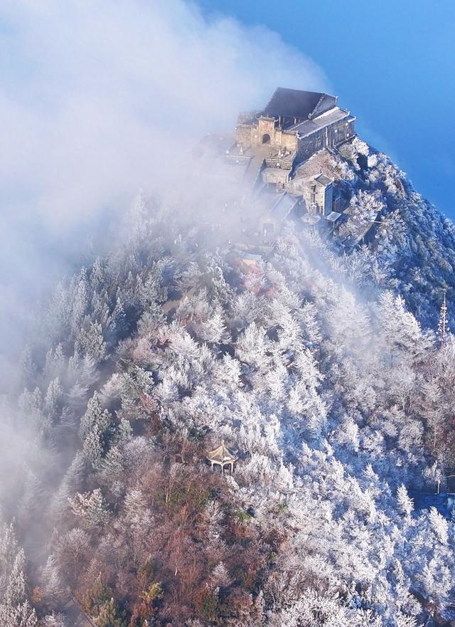 湖南衡阳：雾凇云海引游人#