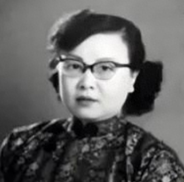 女叛徒随蒋叛逃台湾，1981年高调回国	，老同学一句话令她无地自容