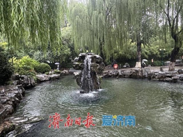秋雨添韵，“月牙飞瀑”引人瞩目