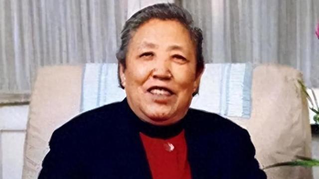 她不满15岁就入党，丈夫官至正国级，至今健在低调无人识