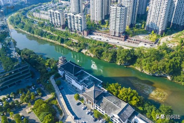 铜仁民族风情园近况比较尴尬,亲测罕有人至,游客还没工作人员多