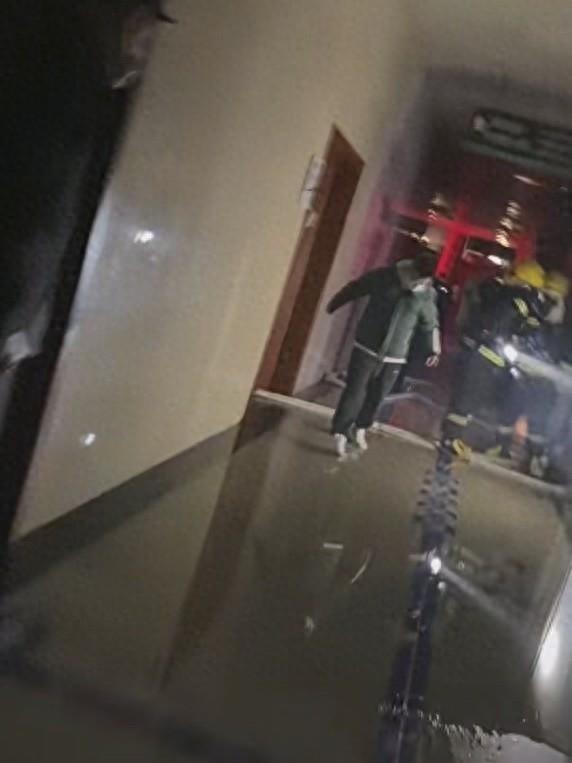 江苏无锡一骨科医院住院大楼深夜失火，亲历者：通风管道内大量烟雾，从10楼逃出避险