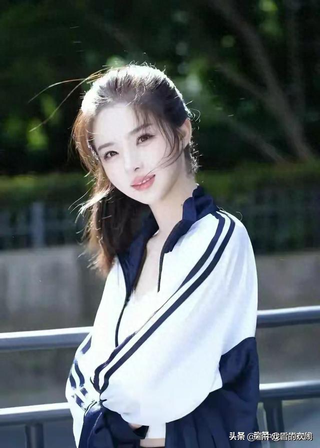 甘肃兰州一校花	，楚楚动人，倾国倾城，这气质堪称校园天花板