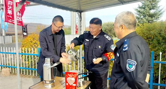 国庆自驾大兴安岭必看！林区检查站姜枣茶暖客，秋景服务双出圈