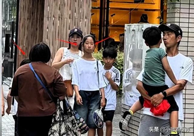 黄奕母女现身日本!12岁黄芊玲又丑又凶皮肤黝黑,怒视路人眼神凶狠