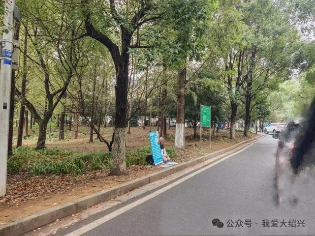 绍兴香炉峰山脚下路边跪着一个女孩！好多人看到了，纷纷绕着走